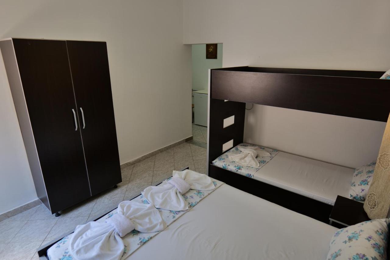 Vila Panorama Piqeras Bed & Breakfast ภายนอก รูปภาพ