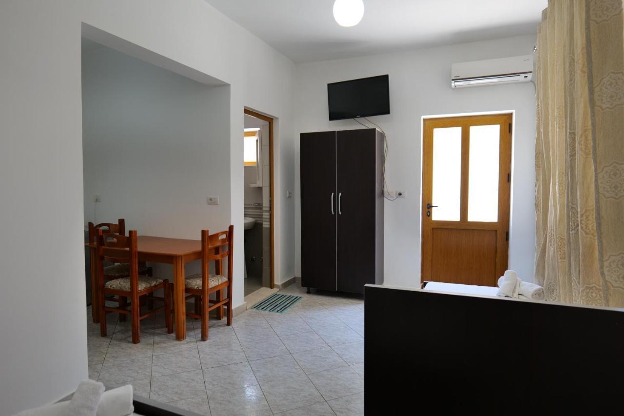 Vila Panorama Piqeras Bed & Breakfast ภายนอก รูปภาพ